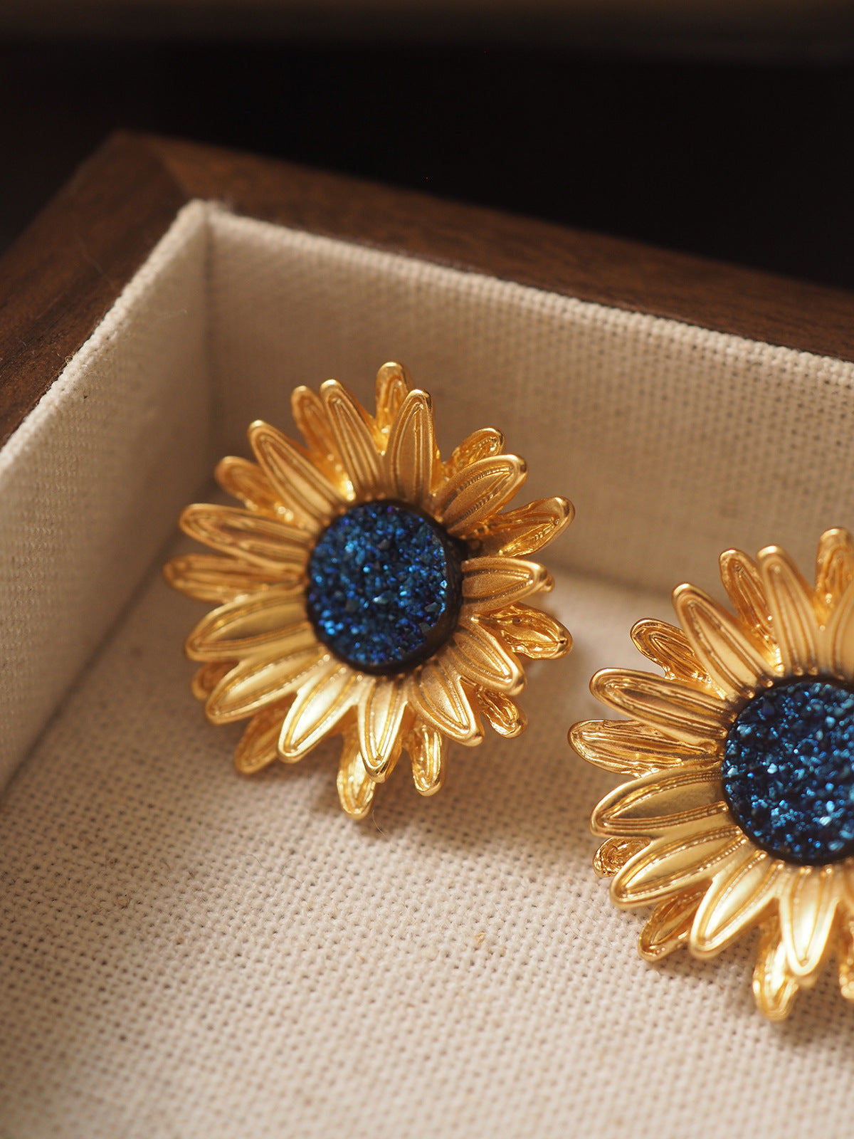 vintage Sunflower Ear Clip Earrings without Pierced Middle Ancient Retro Distressed Gold-Plated Flowers Designer Van Gogh