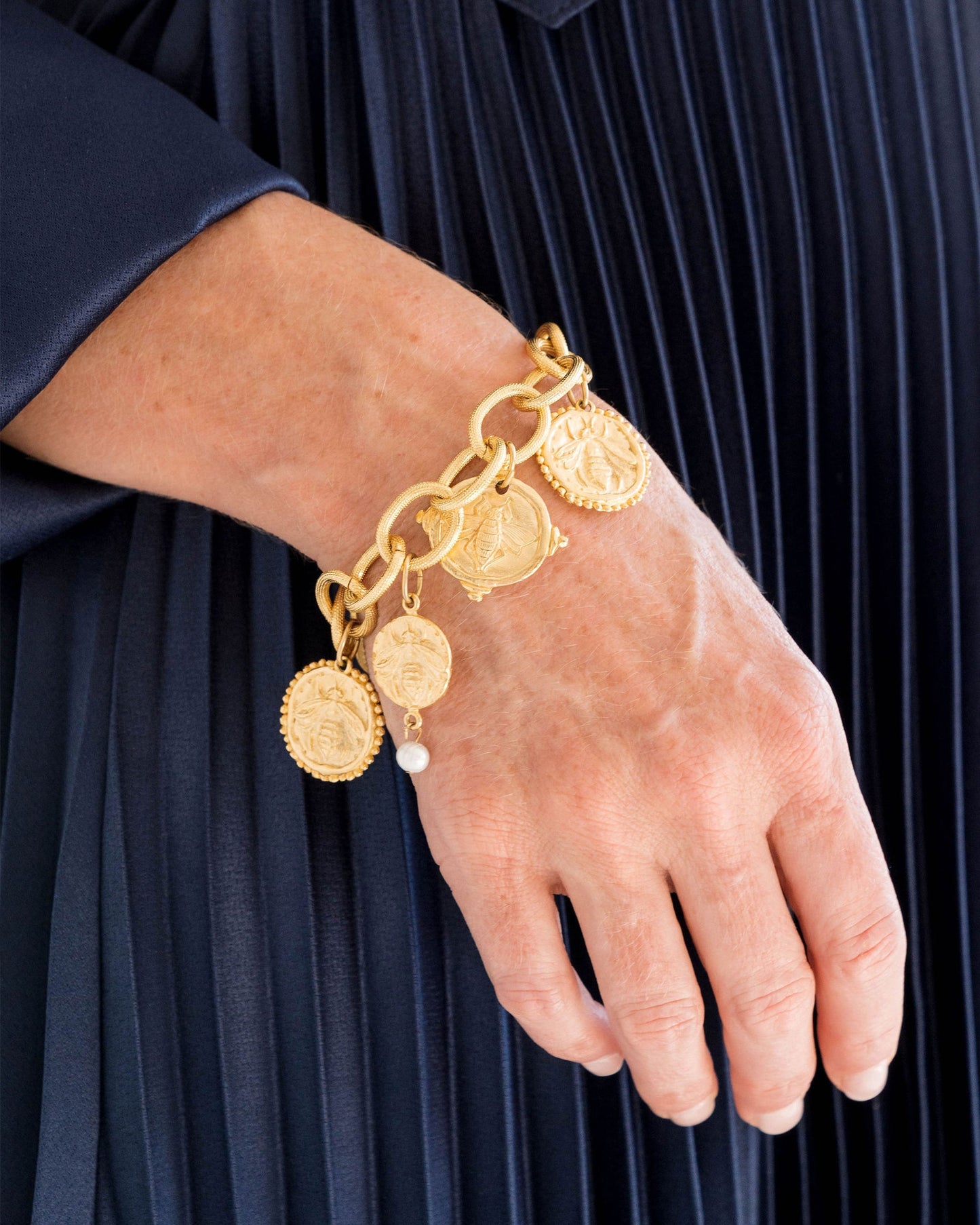 Bee Intaglio Charm Bracelet in Silver Material