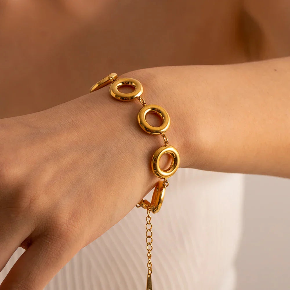 Shiny Circle Bracelet in Elegant Design