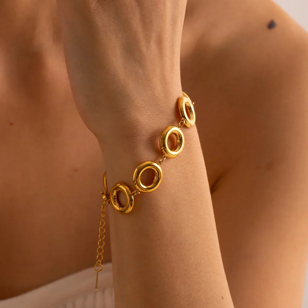 Shiny Circle Bracelet in Elegant Design