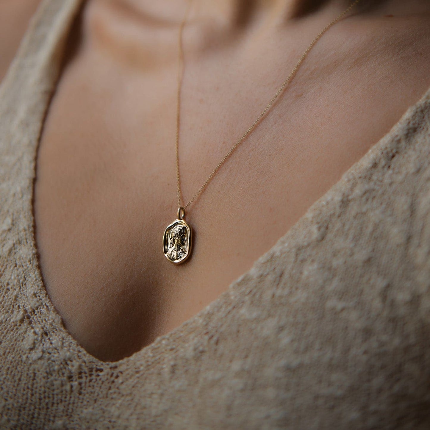 Molten Gold Pendant Necklace for Elegant Look