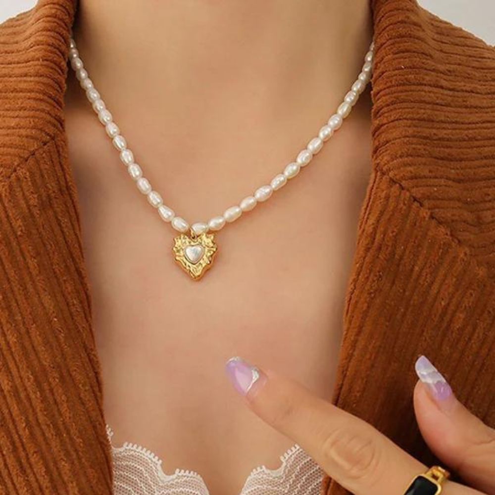 Heart Pendant Pearl Collar Necklace in Elegant Style