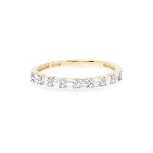 Elegant Diamond Ring in Classic Design