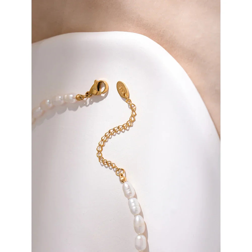 Heart Pendant Pearl Collar Necklace in Elegant Style