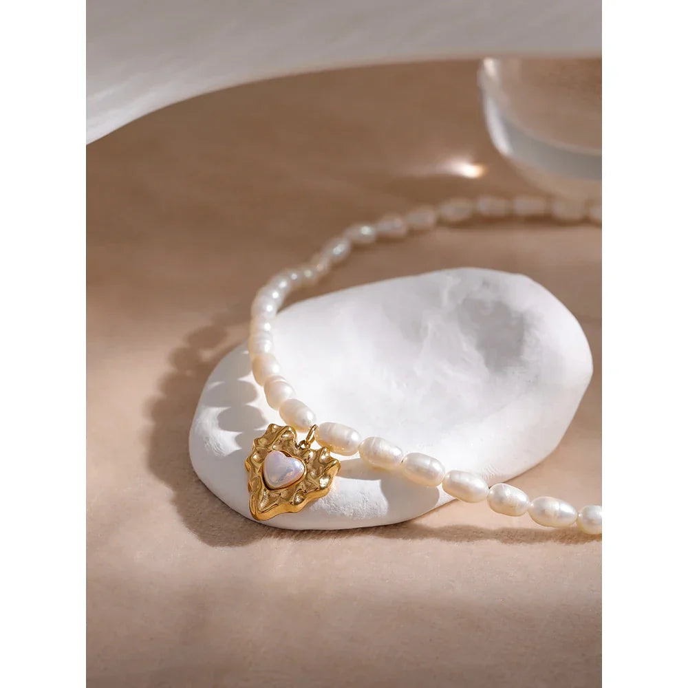 Heart Pendant Pearl Collar Necklace in Elegant Style