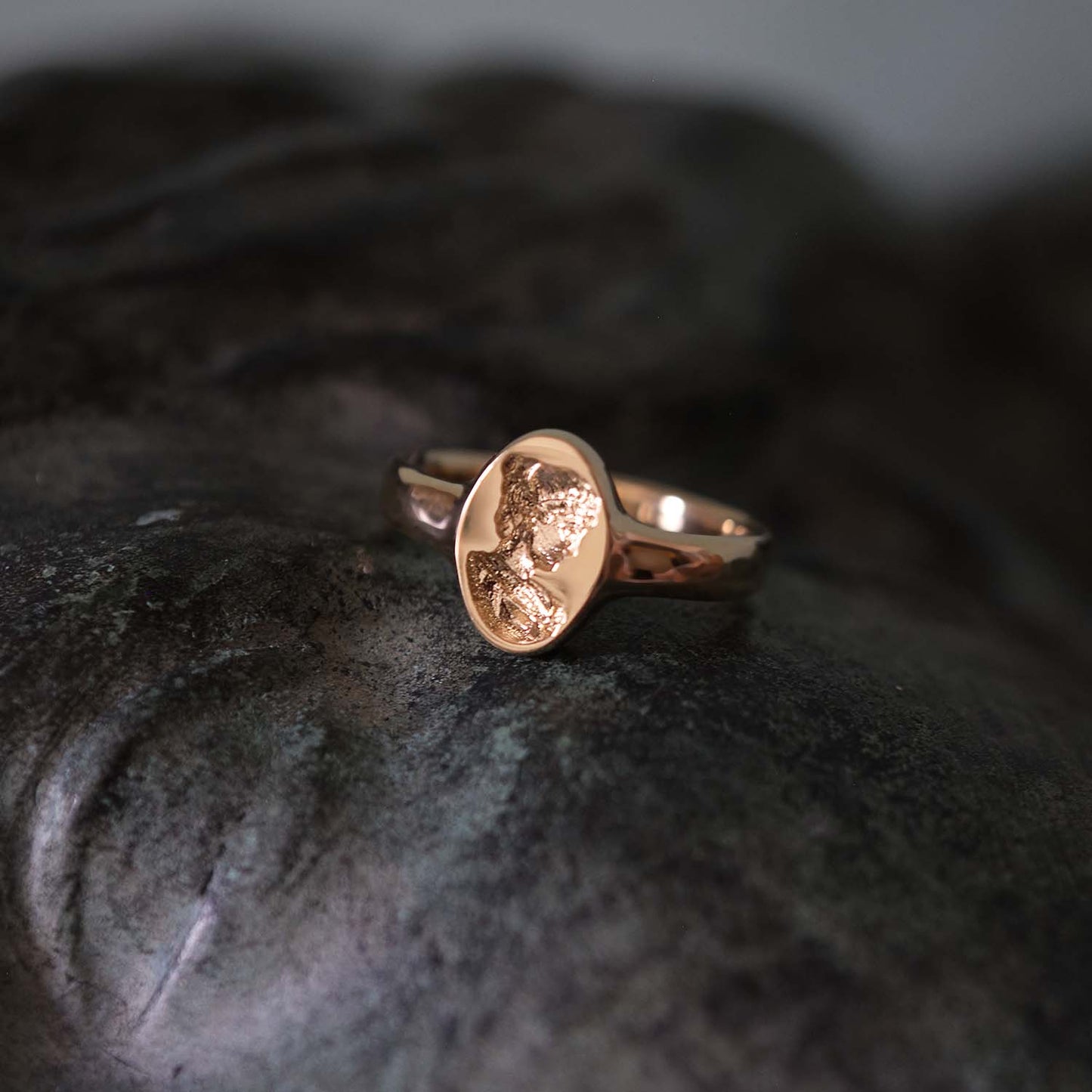 Solid Gold Signet Ring for Stylish Wear