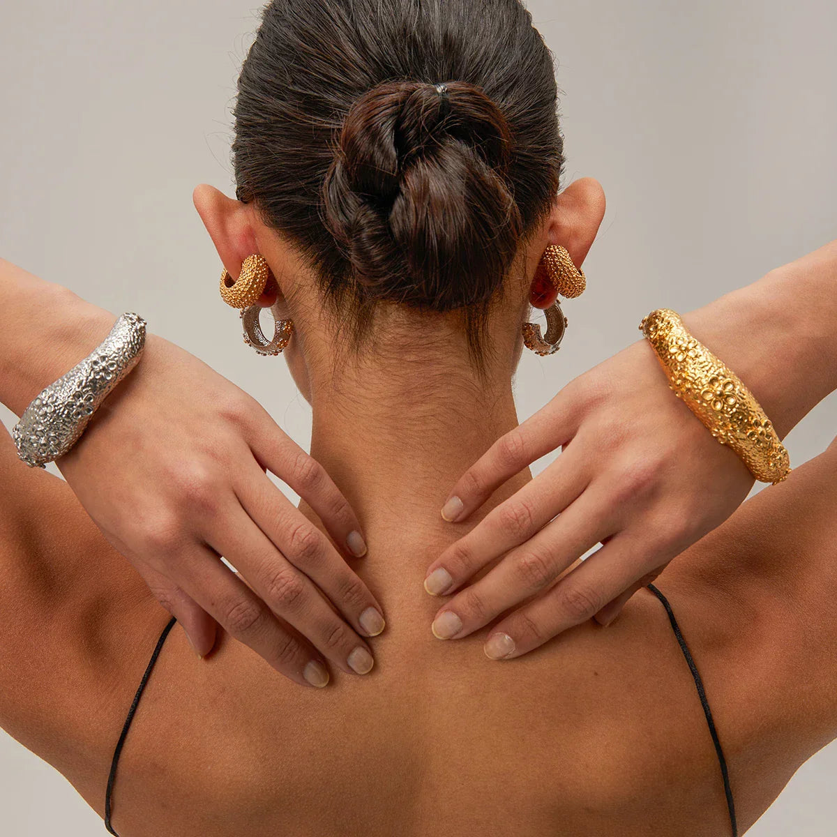 Textured Shiny Bangle in Elegant Design