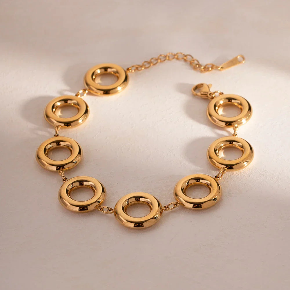 Shiny Circle Bracelet in Elegant Design