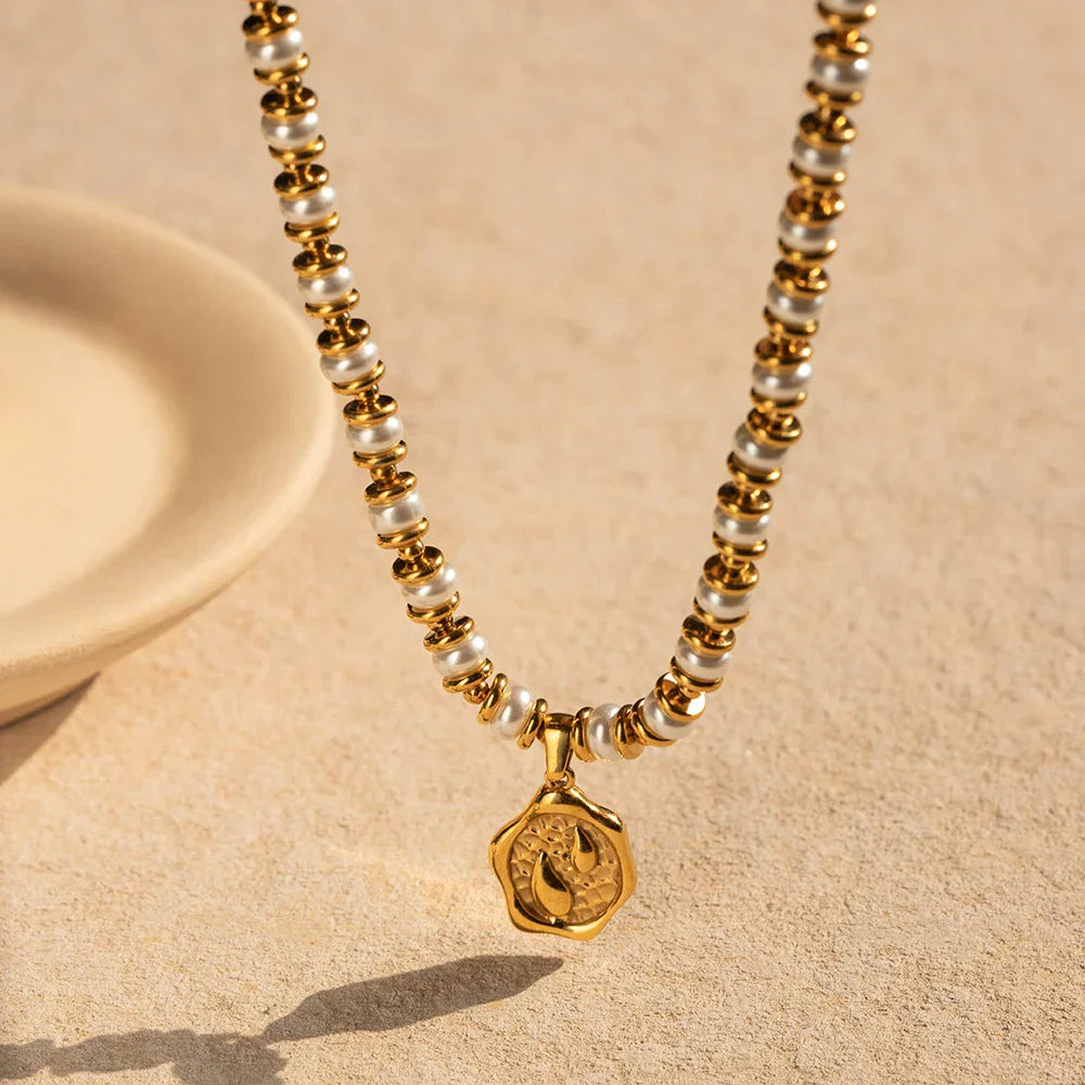 Retro Gold Pendant Necklace Design