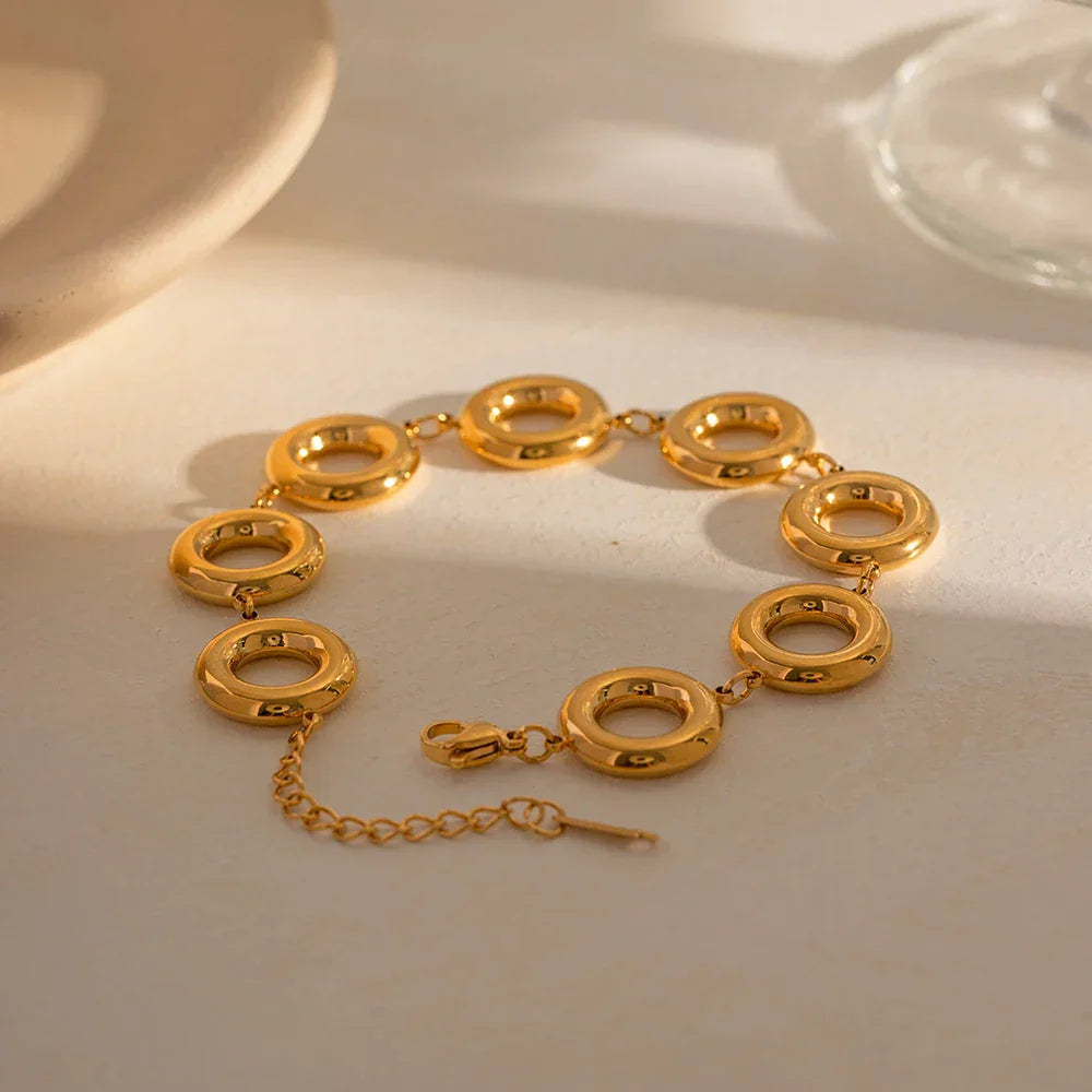 Shiny Circle Bracelet in Elegant Design