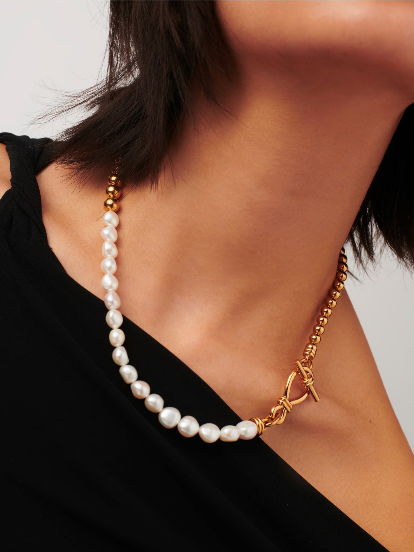 Baroque Pearl Beaded T-Bar Necklace in Gold Plated