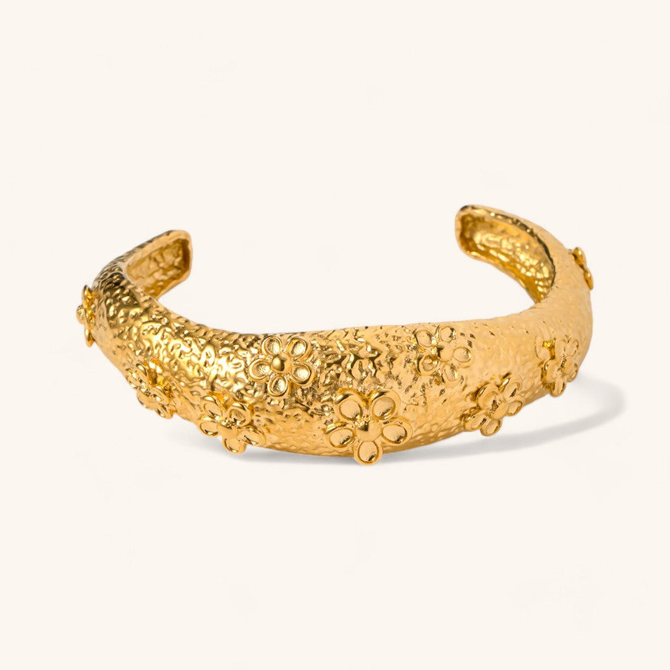 Textured Shiny Bangle in Elegant Design