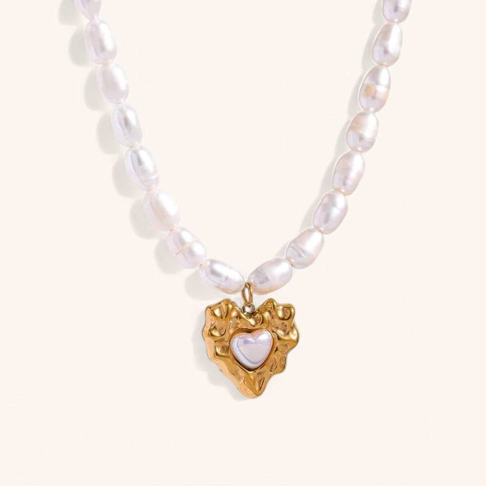 Heart Pendant Pearl Collar Necklace in Elegant Style