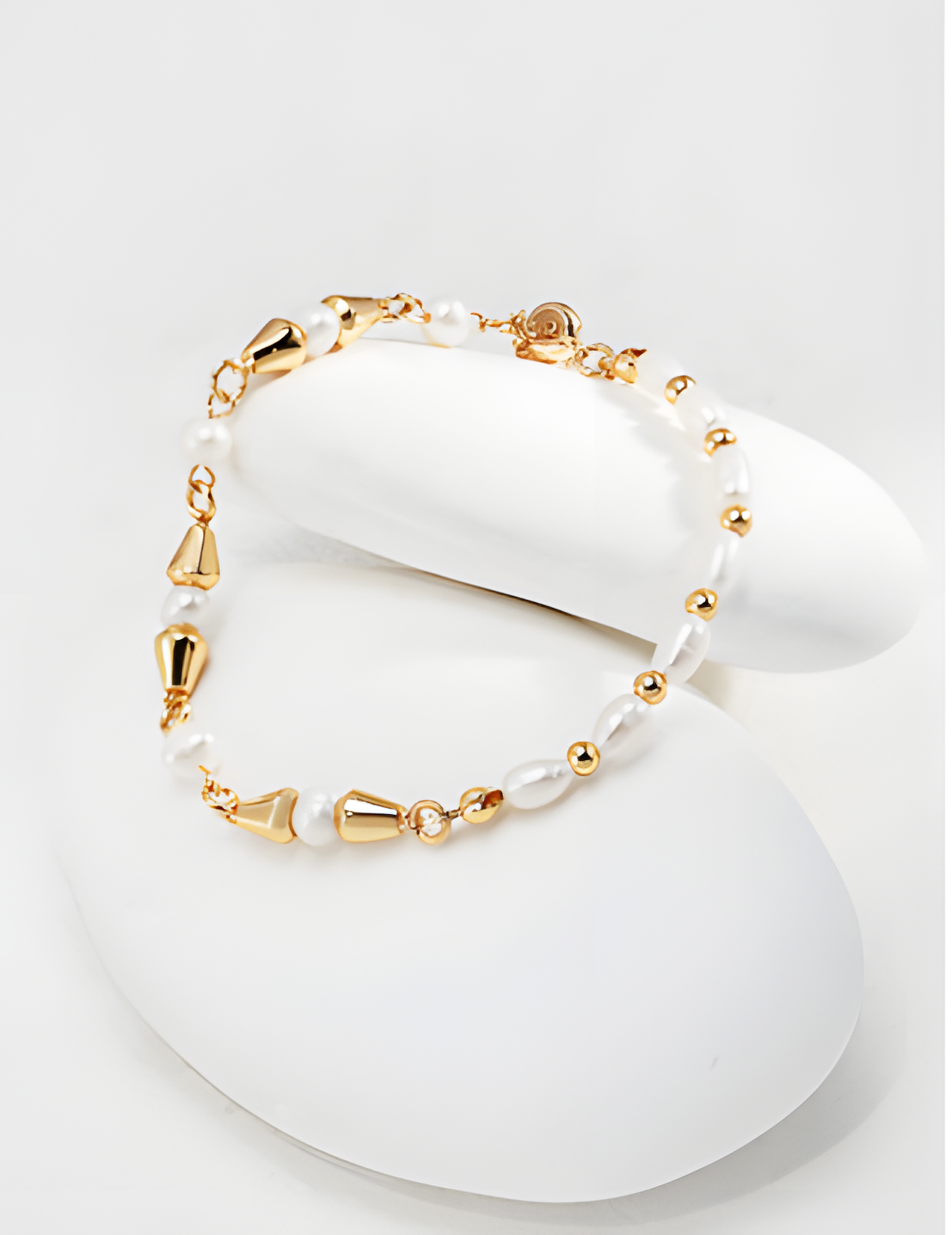 Elegant Pearl and Gold Line Bracelet