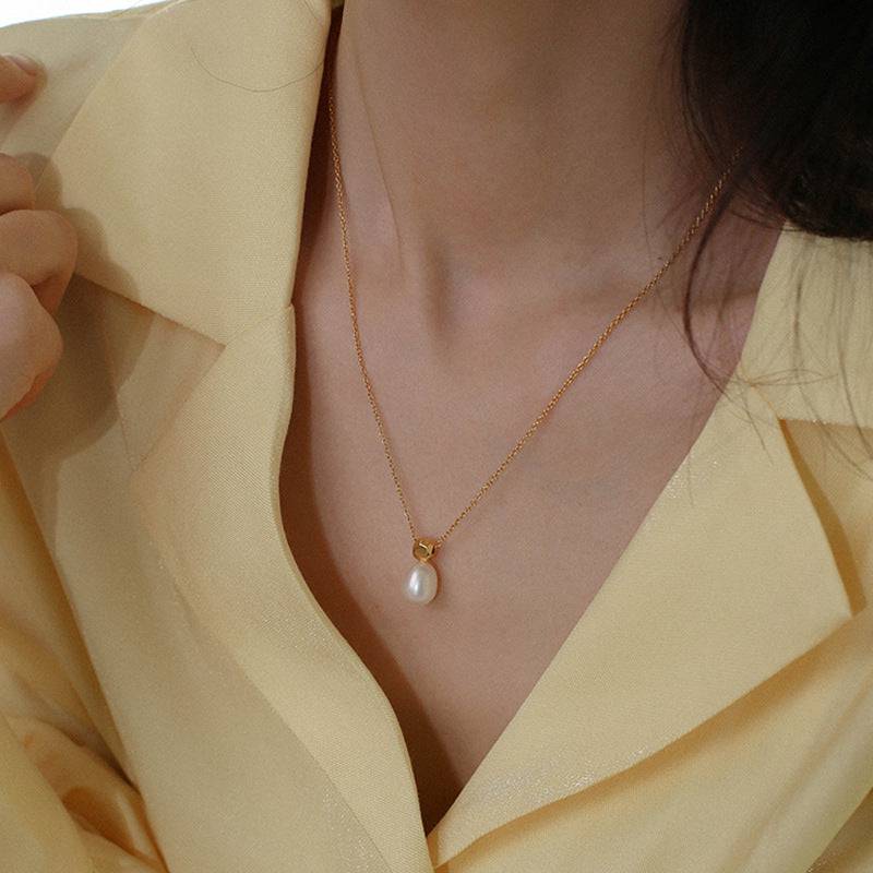 Baroque Pearl Teardrop Necklace in Elegant Design