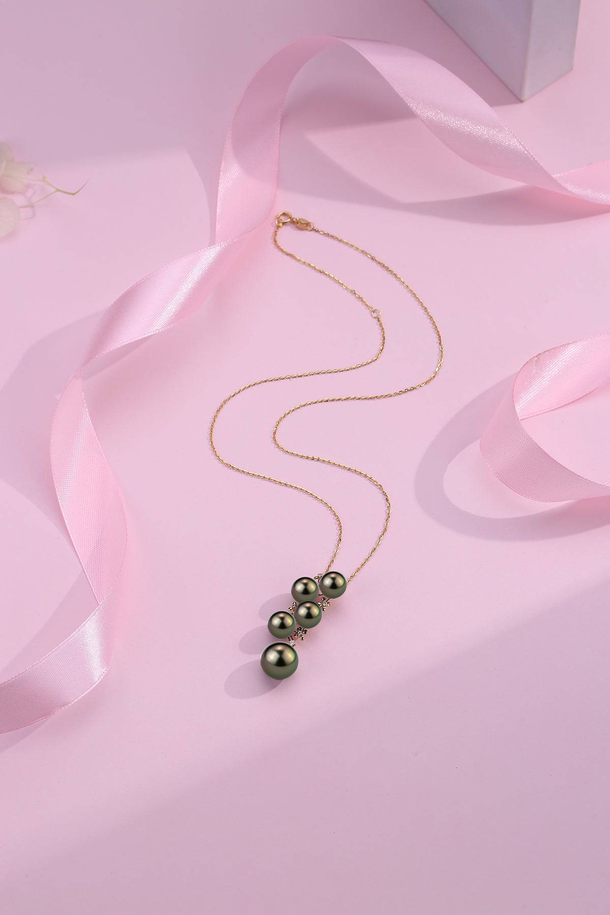 Black Tahitian Pearl Pendant in 18K Gold