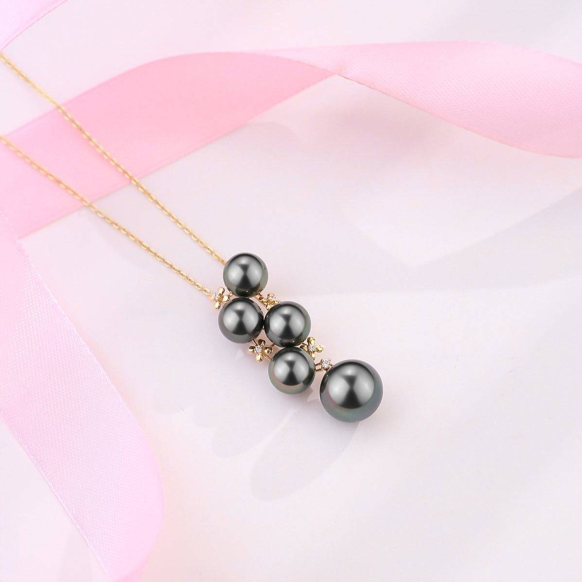 Black Tahitian Pearl Pendant in 18K Gold