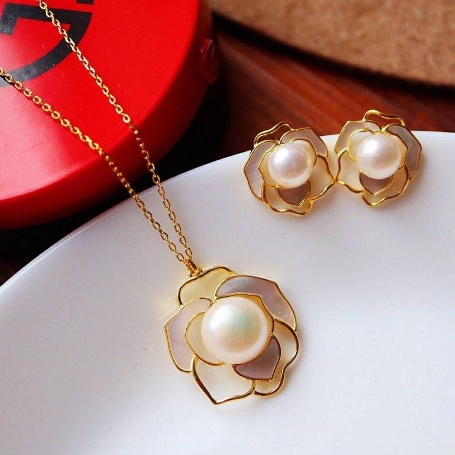 White Mother of Pearls Necklace in Gold Vermeil