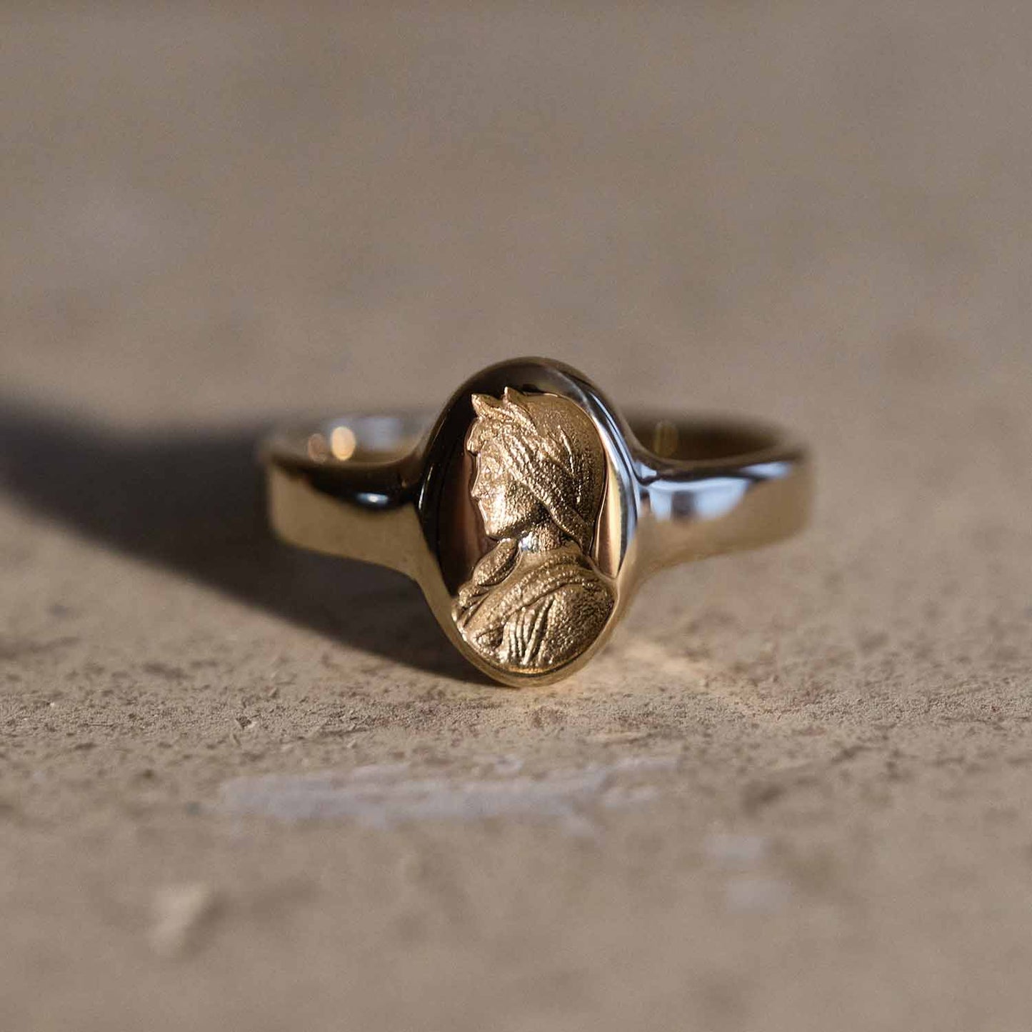 Solid Gold Signet Ring for Elegant Style 2