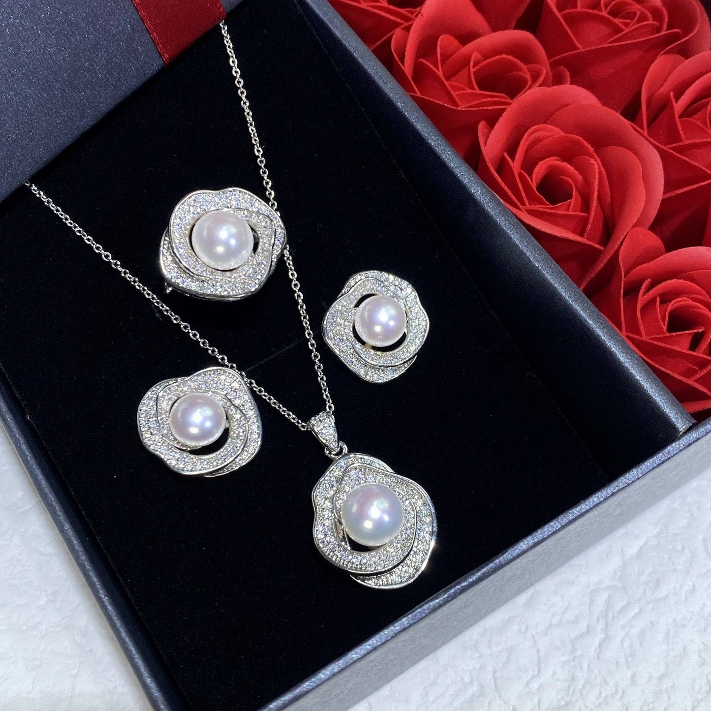 White Zirconia and Freshwater Pearl Jewelry Set